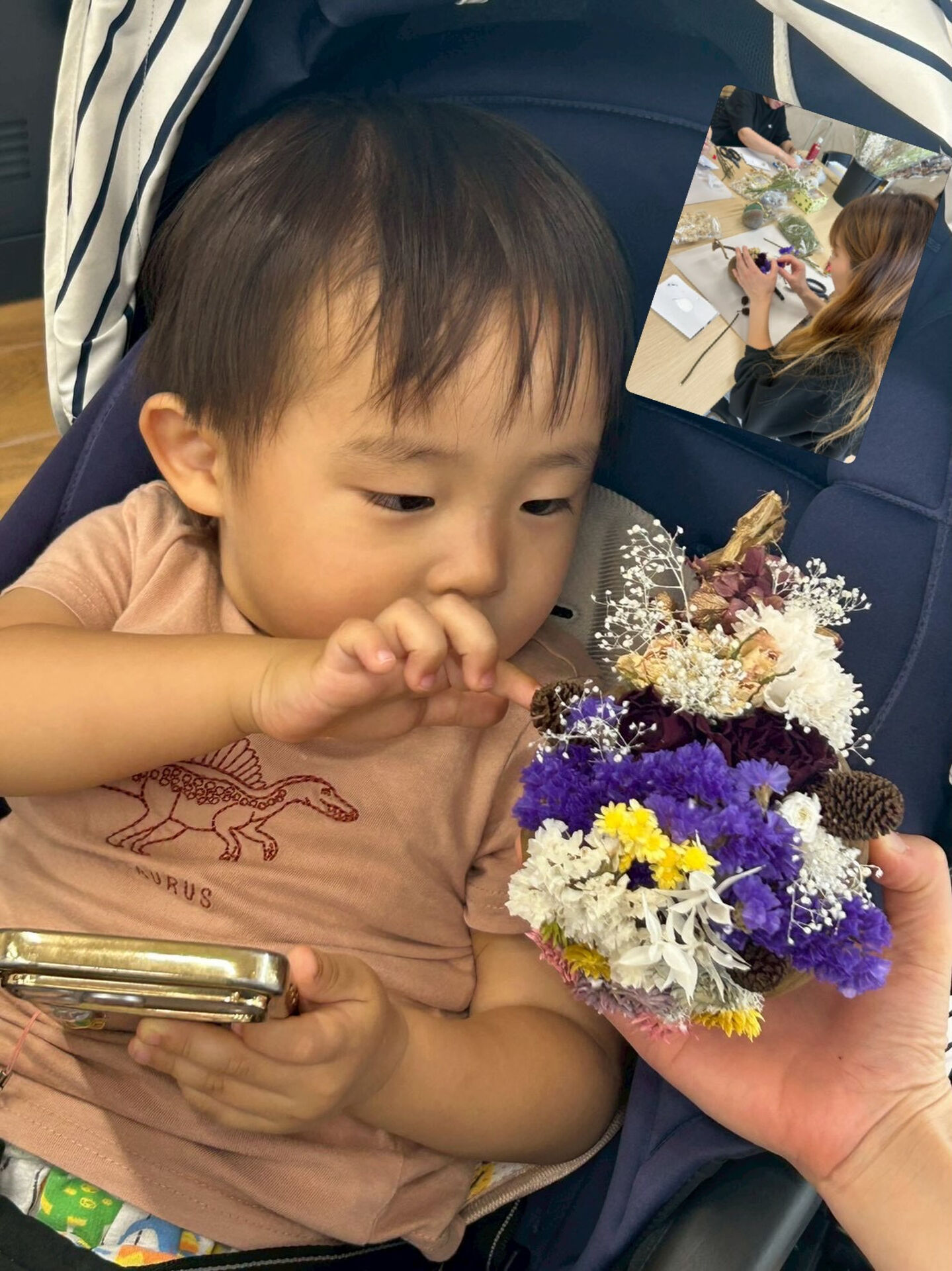 お馴染みのおと配達員🎵ママが作ったお花すてきでしょ😊お利口さ