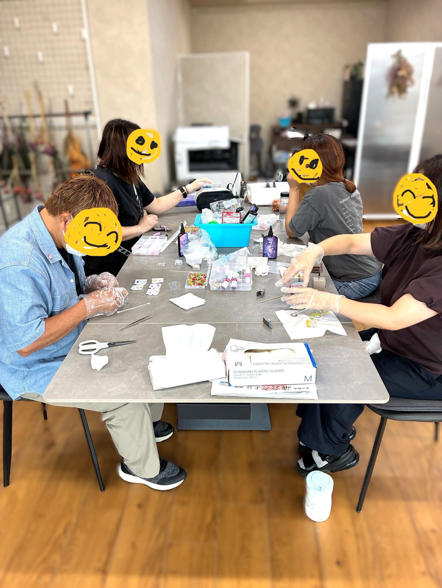 みんなで囲んで、レジン製作🎨