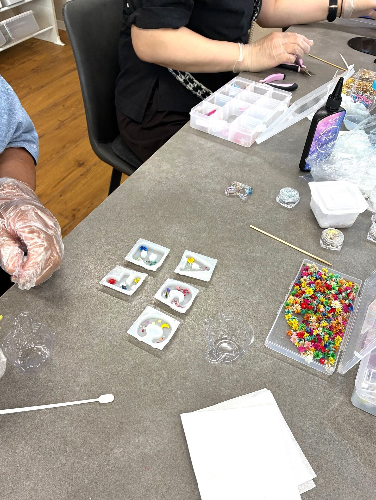 みんなで囲んで、レジン製作🎨